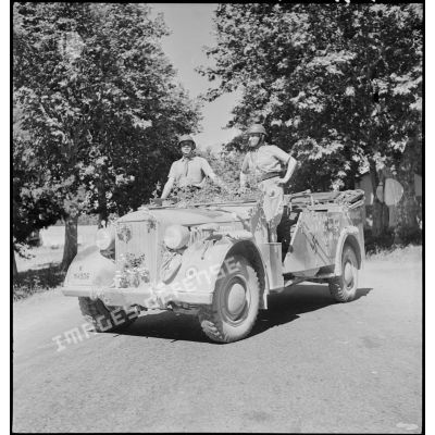 Dans Blida, deux artilleurs du 65e RAA (régiment d'artillerie d'Afrique) posent sur un véhicule de liaison allemand Kfz-15, pris à l'ennemi par l'unité pendant la campagne de Tunisie.
