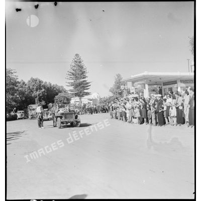 A Blida, la jeep willys transportant le colonel commandant le 65e RAA (régiment d'artillerie d'Afrique), précède les véhicules et artilleurs qui rentrent de la campagne de Tunisie.