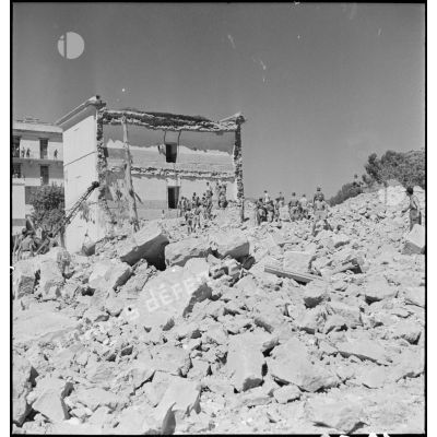 Des soldats fouillent les décombres de la caserne d'Orléans à la recherche d'éventuelles victimes, après le bombardement des forces de l'Axe dans la nuit du 4 au 5 juin 1943.