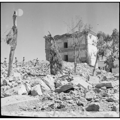 Des soldats fouillent les décombres de la caserne d'Orléans à la recherche d'éventuelles victimes, après le bombardement des forces de l'Axe dans la nuit du 4 au 5 juin 1943.