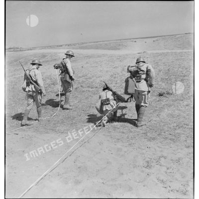 Séance d'instruction à la détection de mines pour des sapeurs du 19e RG (régiment du génie), équipés de détecteurs de mines SCR-625.