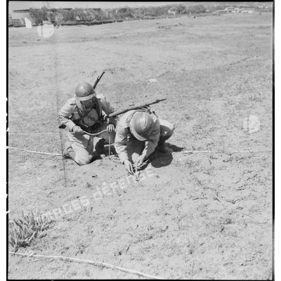 Dégagement d'une mine lors d'une séance d'instruction à la détection pour des sapeurs du 19e RG (régiment du génie).