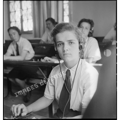 Portrait d'une élève stagiaire de l'école des transmissions des personnels féminins de l'armée de l'Air à Dellys, lors d'un cours pratique de TSF (télégraphie sans fil).