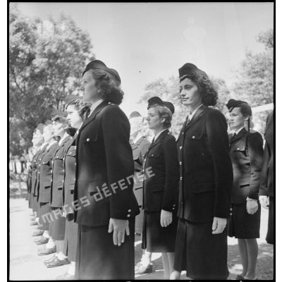 Rassemblement des élèves stagiaires à l'école des transmissions des personnels féminins de l'armée de l'Air à Dellys, lors du rapport quotidien.