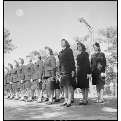 Rassemblement des élèves stagiaires à l'école des transmissions des personnels féminins de l'armée de l'Air à Delly, lors du rapport quotidien.