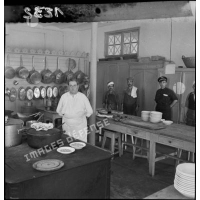 Les personnels de cuisine de l'école des transmissions des personnels féminins de l'armée de l'Air à Dellys.