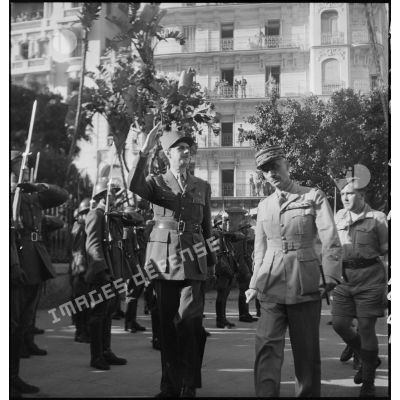 Le général de Gaulle arrive sur les lieux de la cérémonie de célébration du troisième anniversaire de l'Appel du 18 juin, accompagné par le général d'armée Georges Catroux, gouverneur général de l'Algérie.