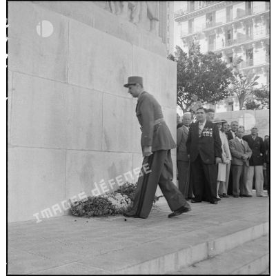 Le général de brigade de Gaulle dépose une gerbe au monument aux morts d'Alger lors de la cérémonie de célébration du troisième anniversaire de l'Appel du 18 juin.