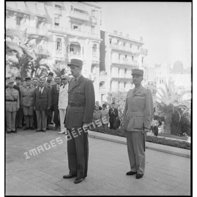 Le général de Gaulle et le général d'armée Georges Catroux, gouverneur général de l'Algérie, se recueillent pendant une minute de silence devant le monument aux morts d'Alger lors de la cérémonie de célébration du troisième anniversaire de l'Appel du 18 juin.