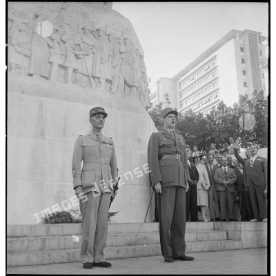 Le général de Gaulle et le général d'armée Georges Catroux, gouverneur général de l'Algérie, entonnent la Marseillaise devant le monument aux morts d'Alger lors de la cérémonie de célébration du troisième anniversaire de l'Appel du 18 juin.