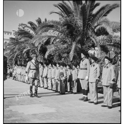 Le général de corps d'armée Louis Koeltz, commandant le 19e CA (corps d'armée), passe en revue les enfants de troupes de l'EMPNA (Ecole militaire préparatoire nord-africaine) rassemblés dans la cour de l'école.