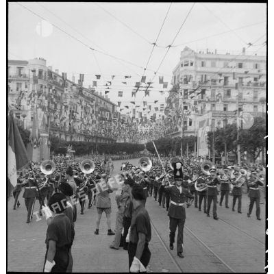 Défilé d'une musique militaire américaine lors du 14 juillet 1943 dans une rue pavoisée d'Alger.