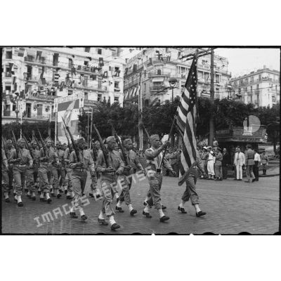 Défilé d'un détachement de l'armée de terre des Etats-Unis lors du 14 juillet 1943 à Alger.