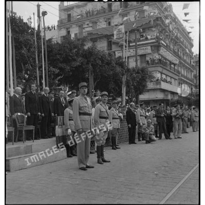 Le général de Gaulle, président du CFLN (Comité français de la Libération nationale) et le général d'armée Alphonse Juin, commandant en chef des troupes françaises en Tunisie, assistent au défilé du 14 juillet 1943 à Alger.