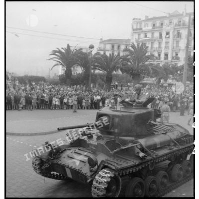 Défilé du char Valentine baptisé Zaghouan du 5e RCA (régiment de chasseurs d'Afrique) lors du 14 juillet 1943.