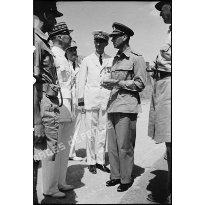 Lors d'une visite à Tunis, le roi George VI, monarque britannique, rencontre le général de corps d'armée Georges Barré, commandant supérieur des troupes de Tunisie. Au centre, monsieur Lafont.
