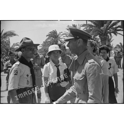Lors d'une visite en Tunisie, le roi George VI, monarque britannique s'entretient avec le chef du groupement scout de Tunis.