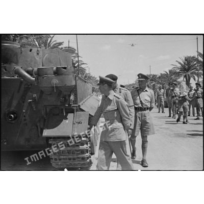 Lors d'une visite en Tunisie, le roi George VI, souverain britannique, se fait présenter un char lourd Panzerkampfwagen VI Tiger I (Tigre I) pris aux Allemands lors des combats dans Tunis.