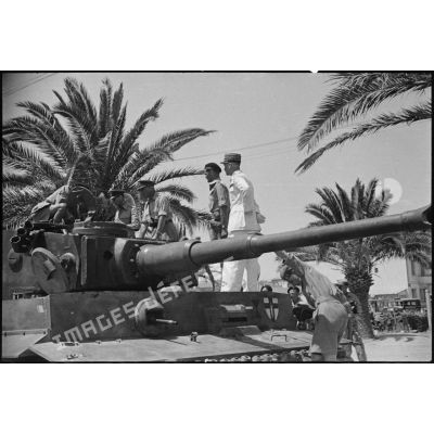 Lors d'une visite en Tunisie, le roi George VI, souverain britannique, se fait présenter un char lourd Panzerkampfwagen VI Tiger I (Tigre I) pris aux Allemands lors des combats dans Tunis.