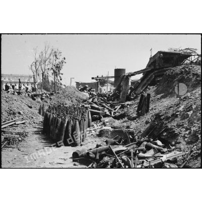 Suite au bombardement allemand du 4 juillet 1943 visant la gare ferroviaire de Maison-Carrée, des obus non explosés sont entreposés.
