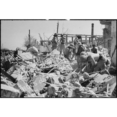 Recherche de victimes parmi les ruines suite au bombardement allemand du 4 juillet 1943 visant la gare ferroviaire de Maison-Carrée.