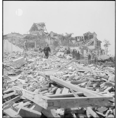 Ruines des habitations situées à proximité de la gare ferroviaire de Maison-Carrée, cible du bombardement allemand du 4 juillet 1943.