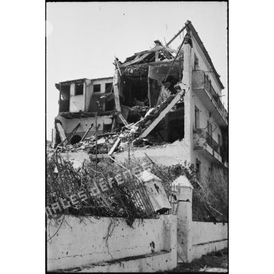 Ruines d'habitations situées à proximité de la gare ferroviaire de Maison-Carrée, cible du bombardement allemand du 4 juillet 1943.