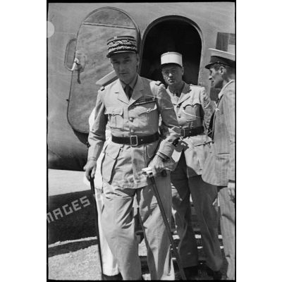 Portrait en pied à son arrivée sur l'aérodrome d'El-Aouina de Tunis du général de division Charles Mast, résident général de France en Tunisie.
