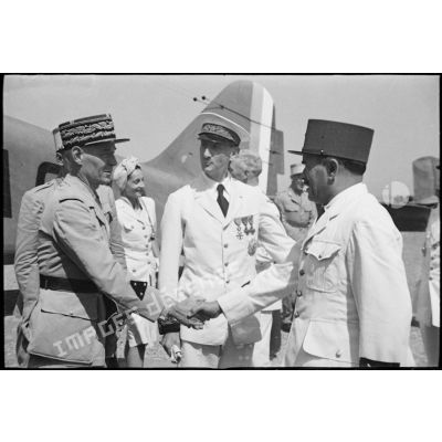 A son arrivée sur l'aérodrome d'El-Aouina de Tunis, le général de division Charles Mast, résident général de France en Tunisie, se fait présenter le général de division Paul Bergeron par monsieur Lafont.
