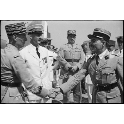 A son arrivée sur l'aérodrome d'El-Aouina de Tunis, le général de division Charles Mast, résident général de France en Tunisie, se fait présenter un commandant par monsieur Lafont.