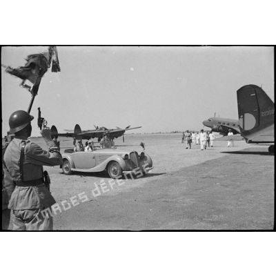 Le général de division Charles Mast, résident général de France en Tunisie, quitte l'aérodrome d'El-Aouina de Tunis en compagnie de monsieur Lafont.