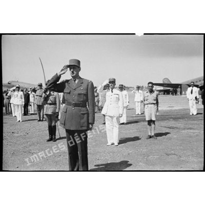 A son arrivée sur l'aérodrome d'El-Aouina de Tunis, le général de Gaulle, co-président du CFLN (Comité français de la Libération nationale), salue les troupes présentes.