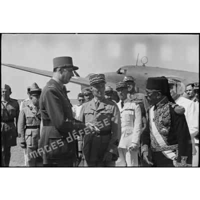 A son arrivée sur l'aérodrome d'El-Aouina de Tunis, le général de Gaulle, co-président du CFLN (Comité français de la Libération nationale), rencontre un représentant du bey de Tunis et le général de division Charles Mast, résident général de France en Tunisie.