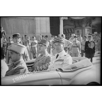 Le général de Gaulle, co-président du CFLN (Comité français de la Libération nationale) et le général de division Charles Mast, résident général de France en Tunisie, se rendent sur les lieux d'un défilé auquel ils vont assister.