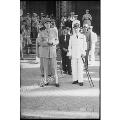 Sur le parvis de la cathédrale Saint-Vincent-de-Paul de Tunis, le général de Gaulle, co-président du CFLN (Comité français de la Libération nationale), et le général de division Charles Mast, résident général de France en Tunisie, assistent à un défilé.
