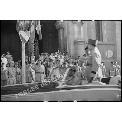 Sur le parvis de la cathédrale Saint-Vincent-de-Paul de Tunis, le général de Gaulle, co-président du CFLN (Comité français de la Libération nationale), salue le général de brigade commandant les troupes qui défilent.