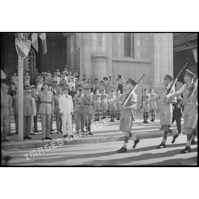 Sur le parvis de la cathédrale Saint-Vincent-de-Paul de Tunis, le général de Gaulle, co-président du CFLN (Comité français de la Libération nationale), salue un détachement de troupes britanniques ayant participé à la campagne de Tunisie.