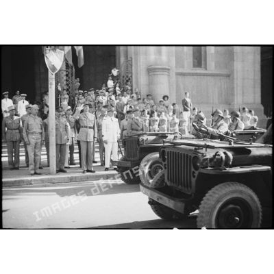 Sur le parvis de la cathédrale Saint-Vincent-de-Paul de Tunis, le général de Gaulle, co-président du CFLN (Comité français de la Libération nationale), salue des troupes qui défilent à bord de jeeps Ford GPW.