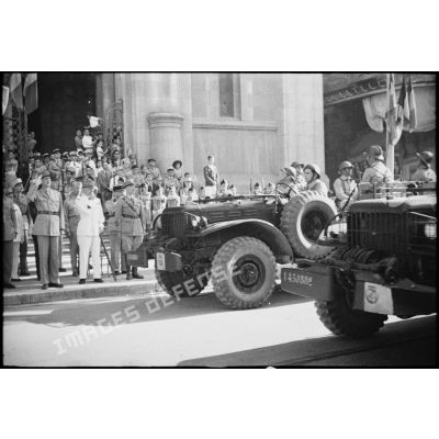 Sur le parvis de la cathédrale Saint-Vincent-de-Paul de Tunis, le général de Gaulle, co-président du CFLN (Comité français de la Libération nationale), assiste au défilé de troupes embarquées à bord de Dodge T214