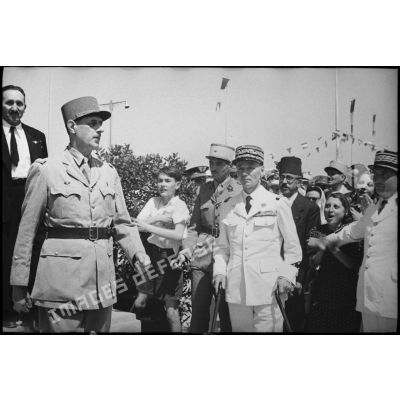Le général de Gaulle, co-président du CFLN (Comité français de la Libération nationale), quitte l'esplanade Gambetta à Tunis où il vient de prononcer un discours.