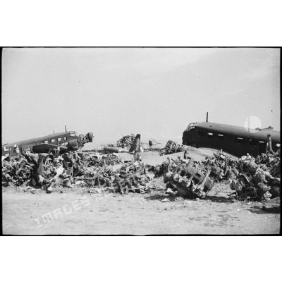 Epaves et débris d'avions de transport allemands Junkers Ju-52 sur l'aérodrome d'El-Aouina de Tunis.