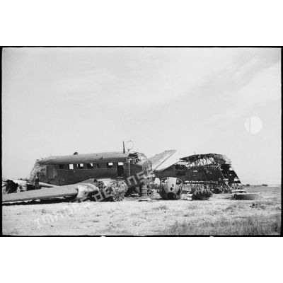 Epave et débris d'avions de transport allemands Junkers Ju-52 sur l'aérodrome d'El-Aouina de Tunis.