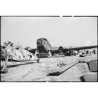 Epaves et débris d'appareils allemands, un chasseur Messerschmitt Bf 109 et un avion de transport Junkers Ju-52 sur l'aérodrome d'El-Aouina de Tunis.
