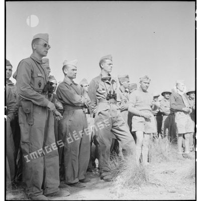 Dans le Sud algérien, des officiers et chasseurs du 2e RCA (régiment de chasseurs d'Afrique) observent une manoeuvre à laquelle participent des unités qui vont être engagées en Italie au sein du CEF (corps expéditionnaire français).