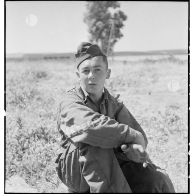 Portrait d'un pilote de char lourd qui participe avec son unité à une manoeuvre du CEF (corps expéditionnaire français) dans le Sud algérien.