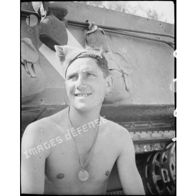Portrait d'un membre d'équipage de char lors d'une manoeuvre du CEF (corps expéditionnaire français) dans le Sud-algérien.