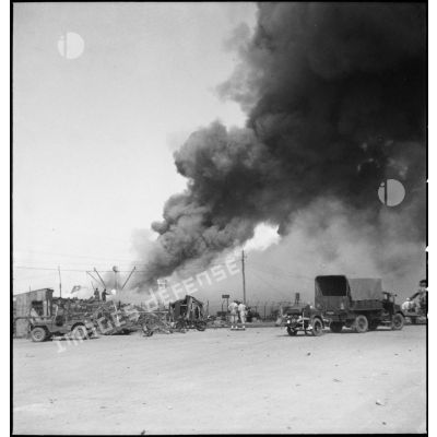 Panache de fumée dégagé par l'incendie d'un navire pétrolier dans le port d'Alger.