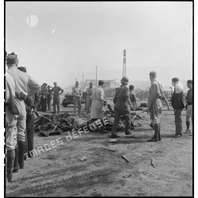 Les victimes de l'incendie d'un navire pétrolier sont brancardées sur un quai du port d'Alger.
