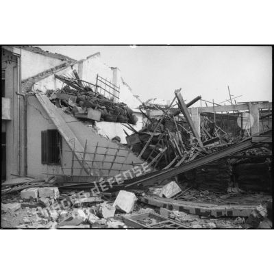 Ruines d'un hangar du port d'Alger après l'incendie d'un navire pétrolier.