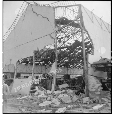 Ruines d'un hangar du port d'Alger après l'incendie d'un navire pétrolier.